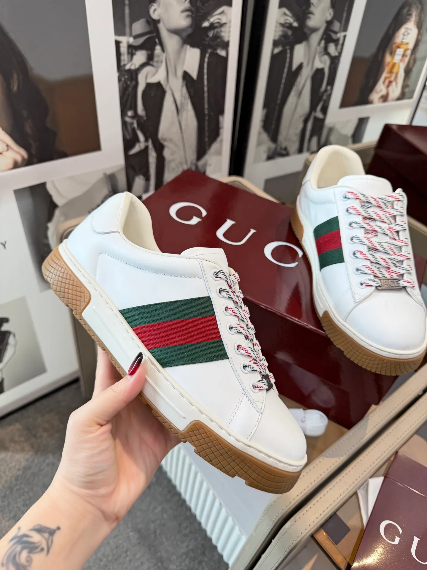[G Home] P: 580💰 Men's model, Sizs: 39-44 (customized at 45) GUCCI classic design, casual elements, catwalk model. This pair of top-quality GUCCI shoes, with pure white as the main tone, shows elegance. The iconic red and green webbing embellishment instantly demonstrates the brand's charm and trendy attitude without the need for too many words. The upper material is delicate and feels comfortable, making every step feel like walking on the clouds. Exquisite details, such as shiny decorations and unique metal buckles on the shoes, add highlights to the overall look, giving off a unique brilliance inadvertently. Whether paired with casual jeans for a casual look or paired with a simple dress for a gentle and romantic look, it can be easily worn and becomes a versatile item in your wardrobe. Choose it and embark on a journey that combines style and comfort, making every trip a fashion show.